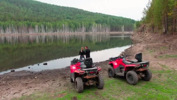 Drone Shot Couple Standing Together Lake Enjoying Scenery Driving Red — Stock Video