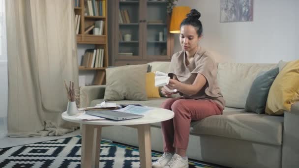 Foto Completa Esfaqueamento Jovem Mulher Raça Mista Sentada Sala Estar — Vídeo de Stock