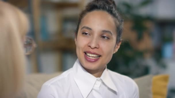 Closeup Van Glimlachende Gemengde Ras Financiële Consultant Geven Van Overleg — Stockvideo