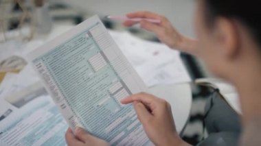 Kadınların elindeki yazılı vergi beyannamesinin kapatılması ve gelir vergisi iadesi ile ilgili soruları tartışan kadınlar