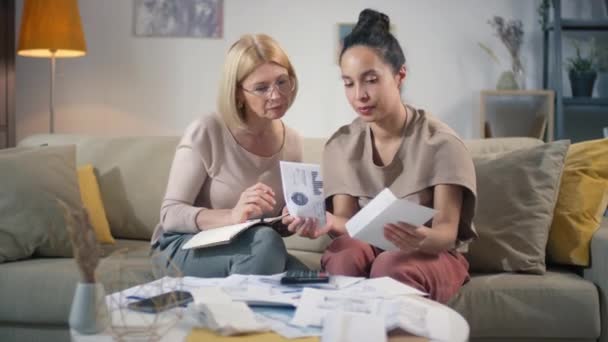 Twee Multi Etnische Vrouwen Beheren Budget Door Het Openen Van — Stockvideo