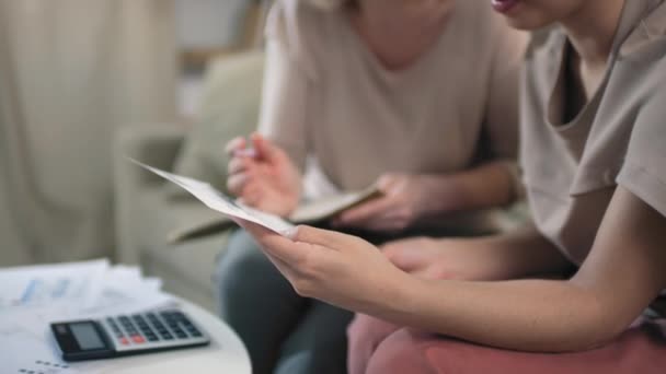 Kantel Close Van Jonge Gemengde Ras Vrouw Holding Papier Met — Stockvideo