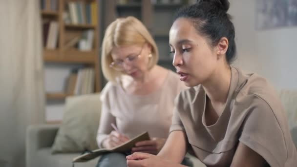 Primo Piano Medio Donne Caucasiche Miste Sedute Sul Divano Luminoso — Video Stock