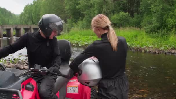 Spårning Skott Ung Kvinna Promenader Upp Till Glad Man Sitter — Stockvideo