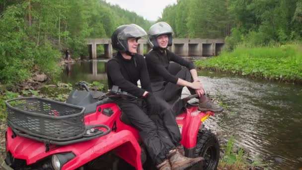 Slowmo Tracking Von Mann Und Frau Reitkleidung Und Helm Die — Stockvideo