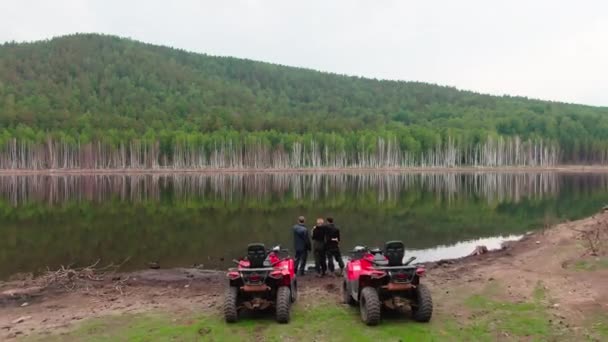 Drone Volando Sobre Quads Ciclistas Pie Junto Lago Bosque Disfrutando — Vídeo de stock