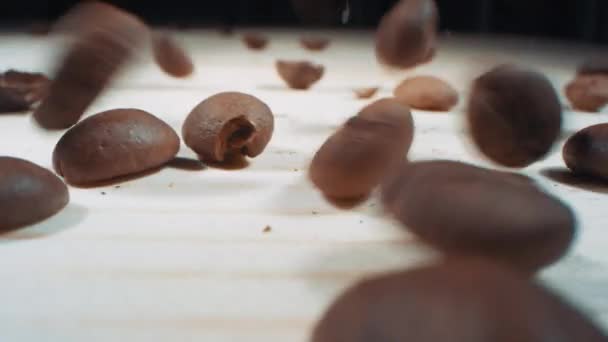 Makroaufnahmen Von Gerösteten Kaffeebohnen Auf Weißer Oberfläche Vor Dunklem Hintergrund — Stockvideo