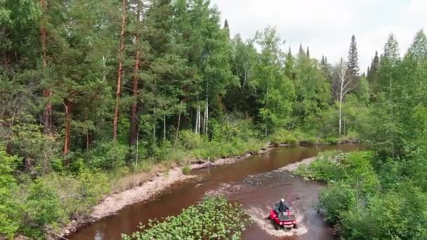Drone Skott Man Hjälm Kör Röd Atv Genom Floden Skogen — Stockvideo