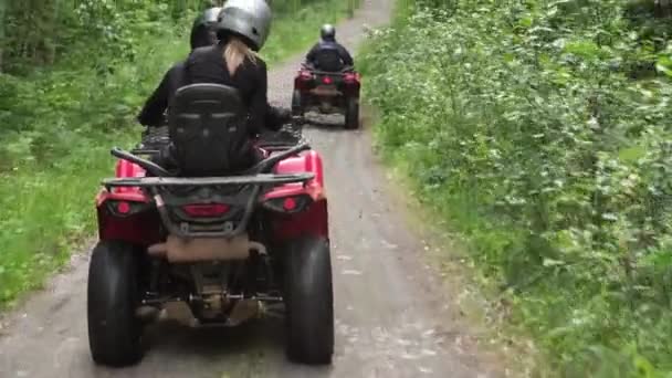 Rückansicht Von Personen Reiterausrüstung Und Helmen Die Rote Quads Auf — Stockvideo