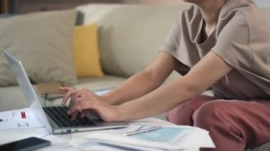 Kırtasiye işleri yapan melez bir kadın kötü haberler alıyor. Hayal kırıklığına uğramış görünüyor. Para borçlarını, bütçe kayıplarını, iflası düşünüyor.