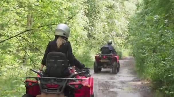 Ruční Sledování Zadním Pohledem Lidi Čtyřkolkách Jedoucí Společně Úzké Lesní — Stock video