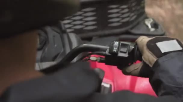 Handheld Schouder Schot Met Close Van Onherkenbare Man Helm Rijhandschoenen — Stockvideo