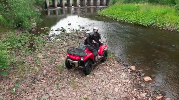 Tiro Aéreo Homem Feliz Mulher Equipamento Equitação Sentado Quadriciclo Vermelho — Vídeo de Stock