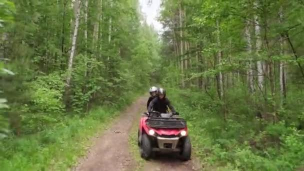 Captura Seguimiento Portátil Pareja Cascos Que Conducen Quad Rojo Largo — Vídeos de Stock