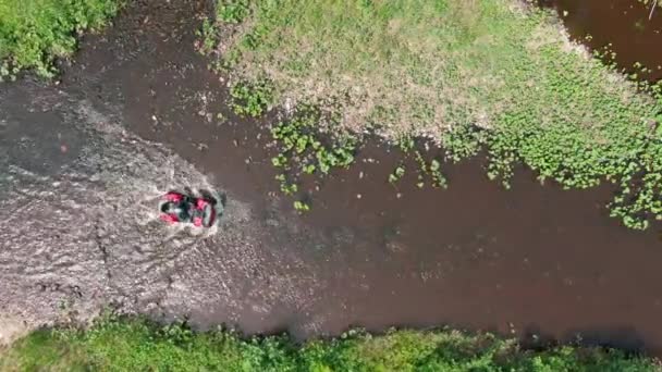 Vista Aérea Com Rastreamento Homem Irreconhecível Capacete Dirigindo Quadriciclo Vermelho — Vídeo de Stock