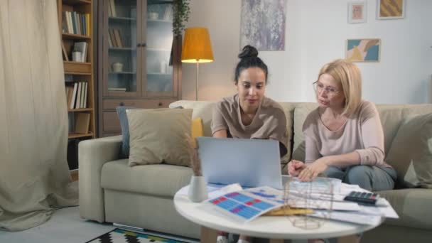 Deux Partenaires Affaires Multi Ethniques Planifiant Budget Ensemble Regardant Écran — Video