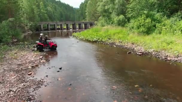 Drone Shot Coupe Echipament Echitație Conducere Patru Roți Prin Râu — Videoclip de stoc