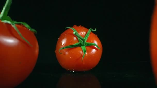 Κούκλα Out Μακρο Πλάνο Μόλις Πλυθεί Ώριμες Φρέσκες Ντομάτες Πράσινες — Αρχείο Βίντεο