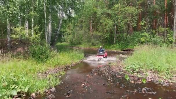 Dron Záběr Vousatý Muž Helmě Řízení Červené Atv Přes Řeku — Stock video