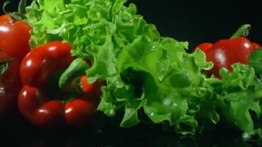 Karanlık stüdyoda salatalıklı, tatlı biberli, ev yapımı domatesli ve sulu salatalıklı, çıtır marul yaprakları dağıtıyorum.