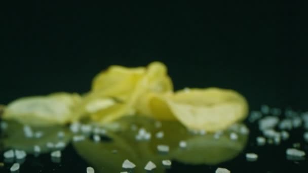 Büyük Beyaz Deniz Tuzu Kristalleri Serpiştirilmiş Koyu Renkli Patates Cipslerinin — Stok video