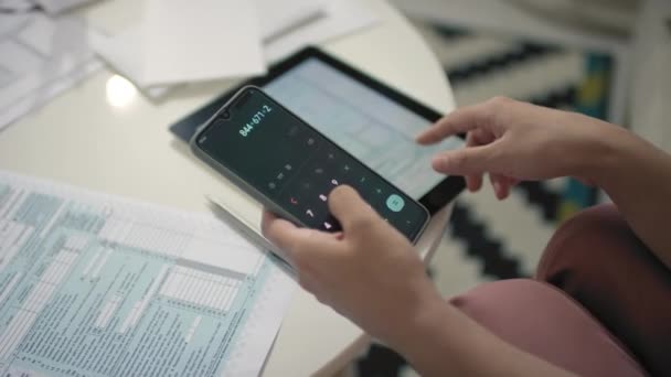 Mãos Femininas Irreconhecíveis Segurando Telefone Celular Com Aplicativo Calculadora Adicionando — Vídeo de Stock