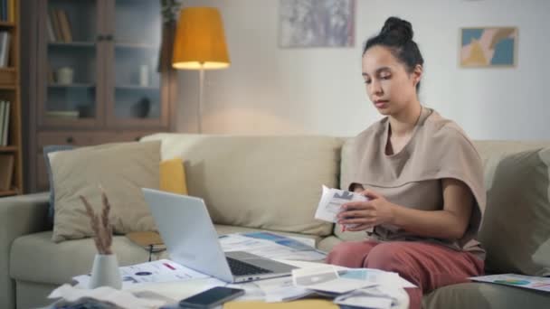 Молодая Привлекательная Смешанная Расовая Женщина Разворачивает Конверт Делая Финансовые Документы — стоковое видео