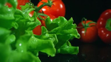 Olgun domateslerin, kırmızı biberlerin ve salatalıkların yanında duran taze yeşil marul yapraklarını büyüt.