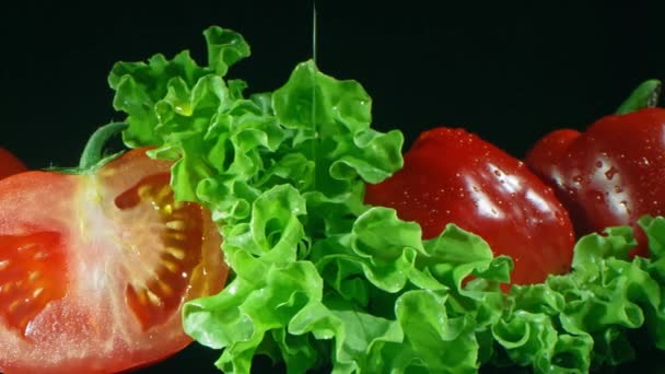 Macro Aceite Oliva Ecológico Vertiendo Hojas Lechuga Fresca Pimientos Tomates — Vídeo de stock