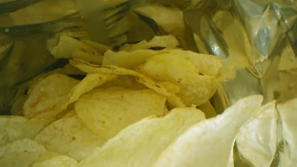 Dollying Fora Closeup Amarelo Pacote Aberto Batatas Fritas Derramado Volta — Vídeo de Stock