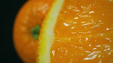 Stüdyonun arka planında organik turuncu meyve bölümünün makro görüntüsünü büyüt.