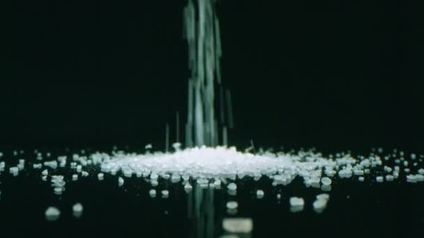 Makro Studio Záběr Velkých Bílých Krystalů Mořské Soli Padající Shora — Stock video