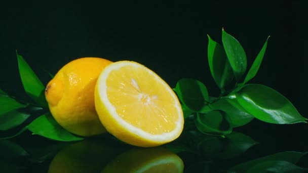 Масштаб Макросерії Свіжих Яскравих Лимонів Гілочками Розрізаними Навпіл Темному Фоні — стокове відео