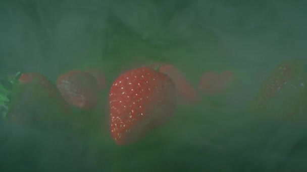 Makro Záběr Hustého Kouře Plnící Zralé Domácí Jahody Ležící Tmavém — Stock video