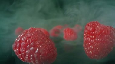 Kırmızı doğal ahududu kaplama Macro şeffaf dumanın içinde bahçeden toplandı.