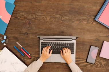 İnternette gezinirken genç çağdaş tasarımcının ya da dizüstü bilgisayarın tuşlarına basan diğer uzmanların ellerinin üst görünümü