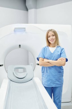 Ultrason prosedürüne hazırlanırken ultrasonografi makinesini ayarlayan bir transdüktörle doktorun üst görüşü.