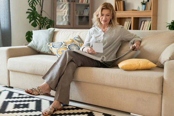 Glückliche Reife Frau Mit Blonden Haaren Entspannt Auf Der Couch — Stockfoto
