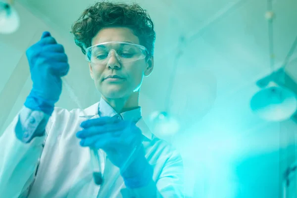Ung Kvinnlig Forskare Eller Forskare Skyddsglasögon Och Handskar Som Tappar — Stockfoto