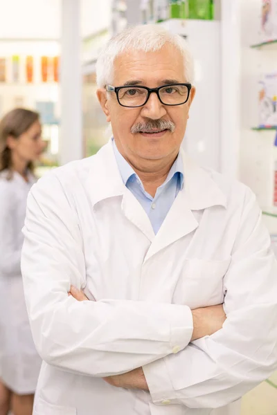 Aged Drugstore Worker Whitecoat Eyeglasses Crossing Arms Chest While Standing — Stock Photo, Image