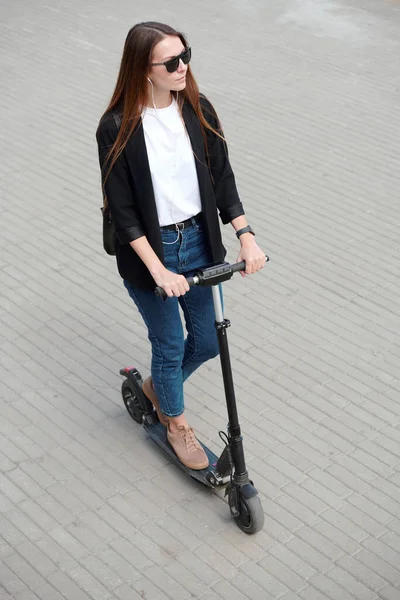 Mujer Joven Elegante Gafas Sol Jeans Cárdigan Jersey Pie Scooter — Foto de Stock