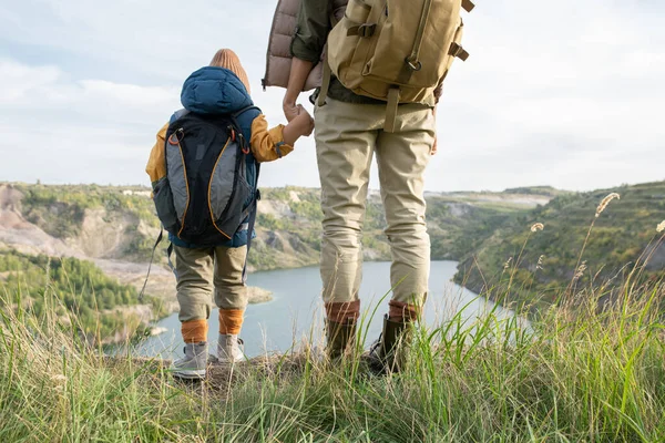 Bakifrån Ung Kvinna Och Hennes Lilla Son Med Ryggsäckar Håller — Stockfoto