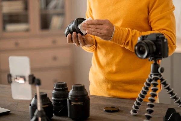 Hands Professional Stock Photographer Fixing Photocamera Tripod Front Smartphone While — Stock Photo, Image