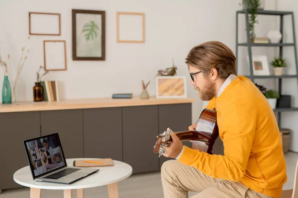 Affichage Ordinateur Portable Avec Une Adolescente Diligente Jouant Guitare Tout — Photo