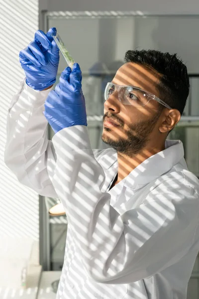 Jonge Mannelijke Laboratoriummedewerker Whitecoat Handschoenen Beschermende Brillen Die Naar Een — Stockfoto