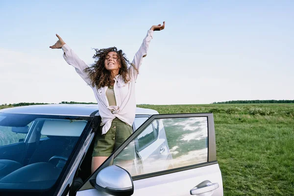 Ekstatisches Lockiges Mädchen Lässigem Hemd Das Die Arme Hebt Und — Stockfoto