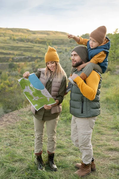 여행자들로 이루어 가족이 환경에서 위에서 지도를 아버지의 귀여운 소년이 앞쪽을 — 스톡 사진