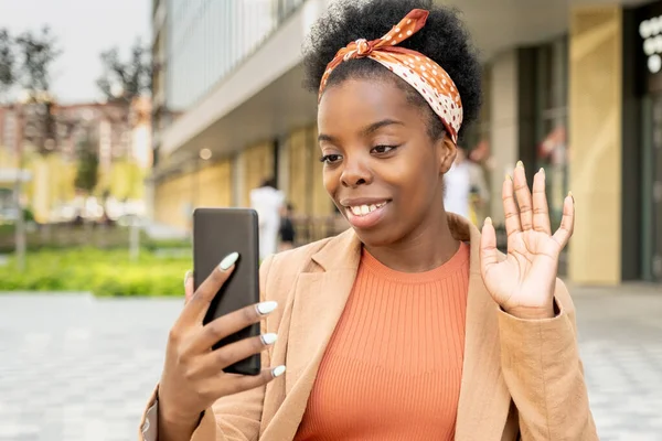 Junge Frau Afrikanischer Herkunft Blickt Ihre Freundin Auf Smartphone Display — Stockfoto