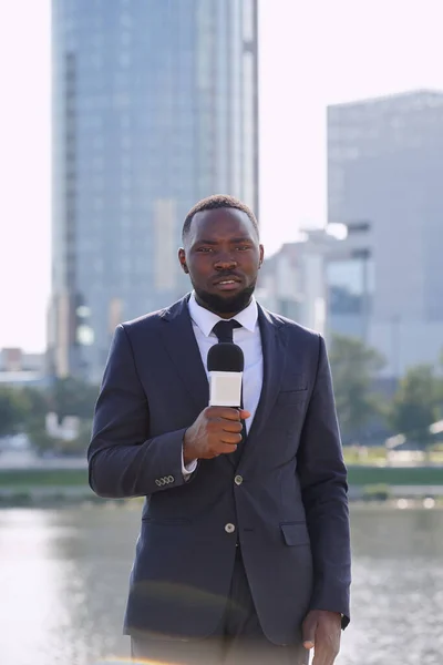 Boldog Fiatal Elegáns Riporter Afrikai Etnikum Beszél Mikrofonnal Kamera Előtt — Stock Fotó