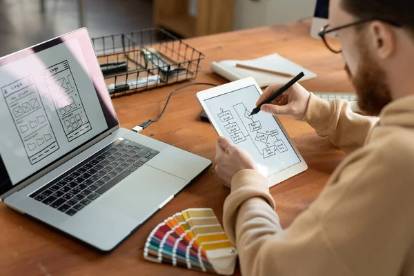 Jonge Mannelijke Freelance Software Ontwikkelaar Houden Stylus Tablet Scherm Tijdens — Stockfoto